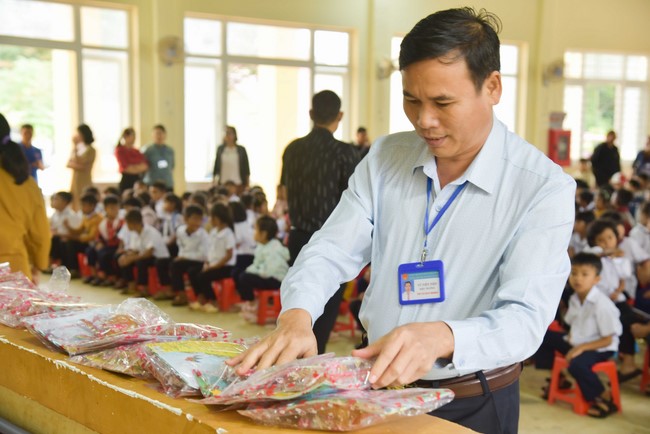 Ban Từ thiện: Tặng quà Trung Thu cho các em học sinh ở Đắk Som, Đăk Nông